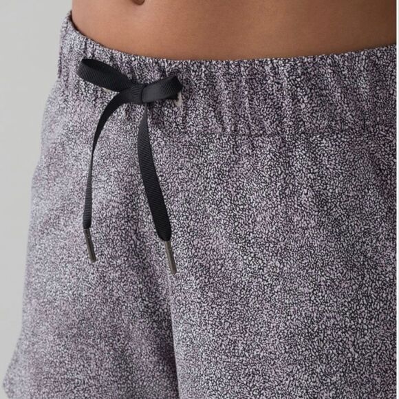 Lululemon On the Fly Shorts Sea Spray Alpine White Dark Chrome Size 4 - Picture 2 of 14